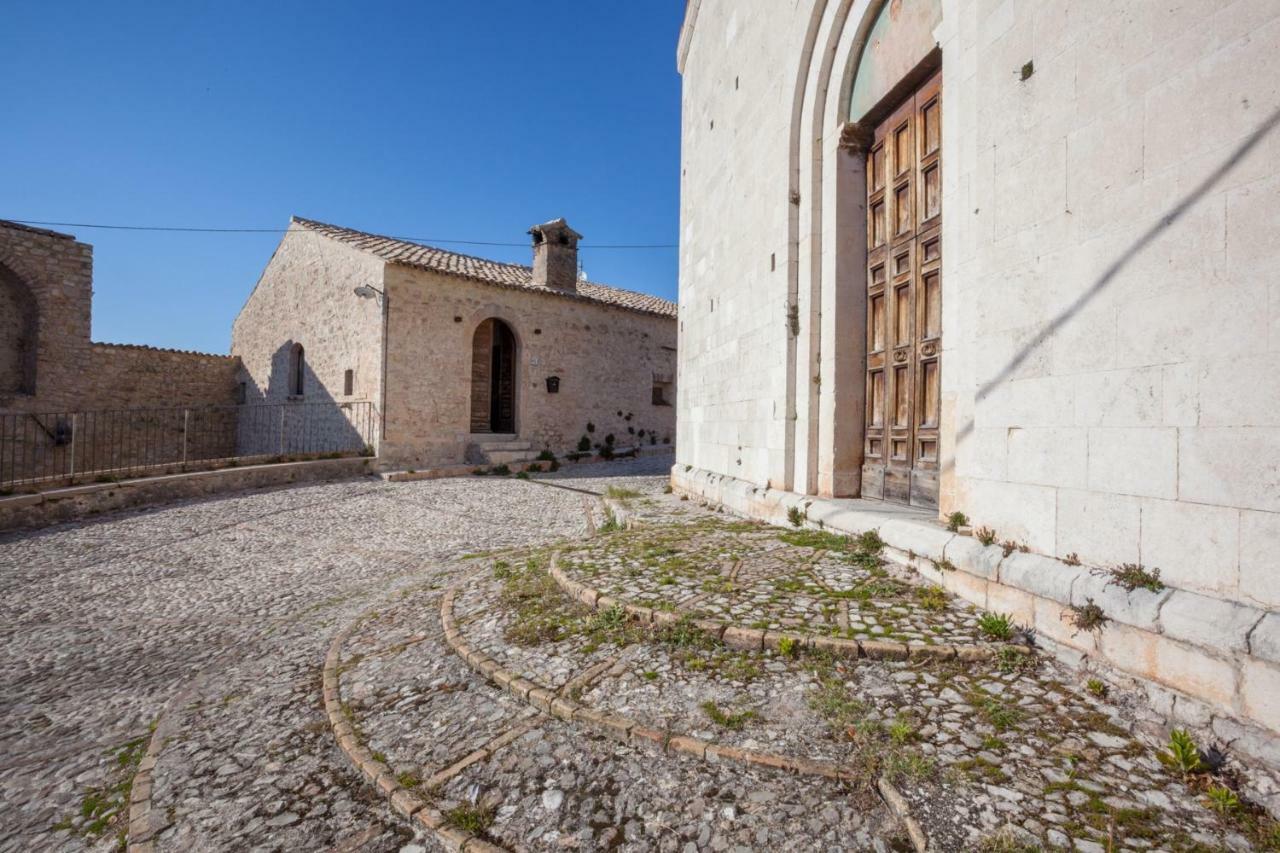 克利通诺河畔坎佩洛Il Castello Di Campello公寓式酒店 外观 照片